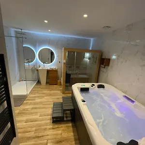 https://luxury-spa-vallon-pont-darc.hotels-rhonealpes.com